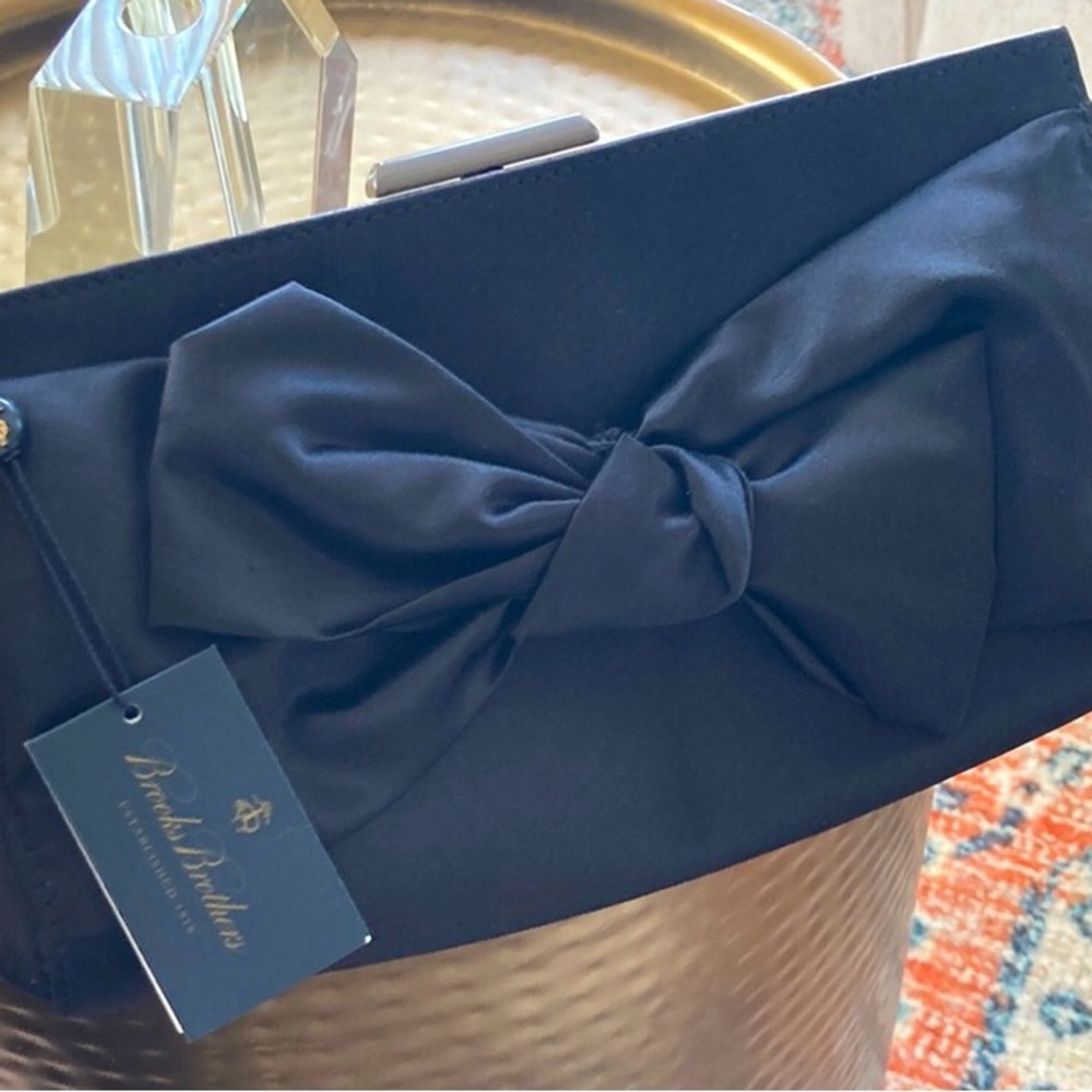 🌺 Brooks Brothers Classic Clutch